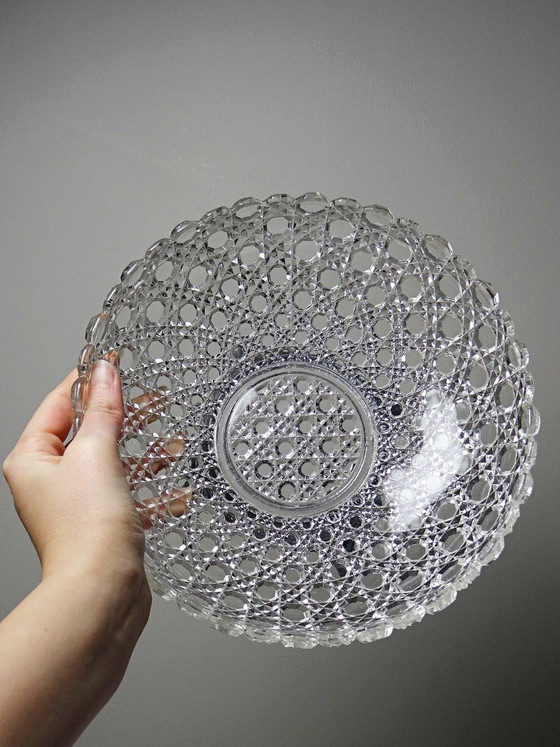 Image 1 of Bol antiguo de vidrio prensado con puntas de diamante, circa 1920-1950, sobre una base de peltre.