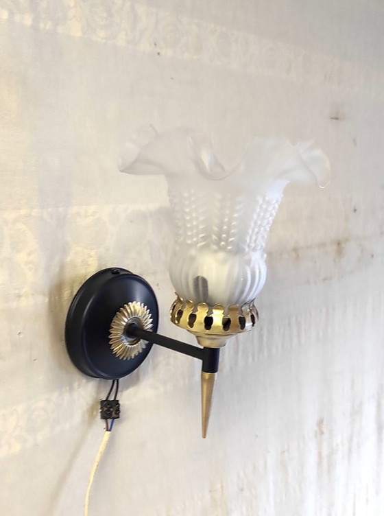 Image 1 of Applique Art Déco in ottone con paralume in vetro - metà del XX secolo