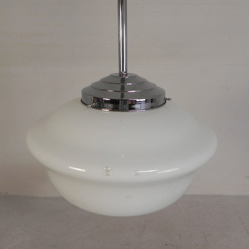 Lámpara colgante Art Déco con pantalla de cristal blanco, década de 1930. – hanglampen, Brass (photo 2 of 18)