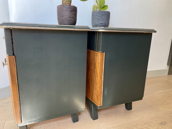 Image 1 of Ensemble de chambre à coucher remis à neuf, de style Mid Century - Noyer strié, Grachtengroen et accents argentés