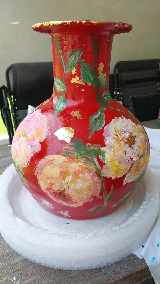 Image 1 of Jarrón pintado a mano en color rojo burdeos.