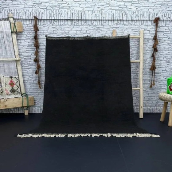Eenvoudig zwart handgemaakt wollen vloerkleed 250cm x 150cm – Vloerkleden en tapijten, Wool, Modern (photo 9 of 9)