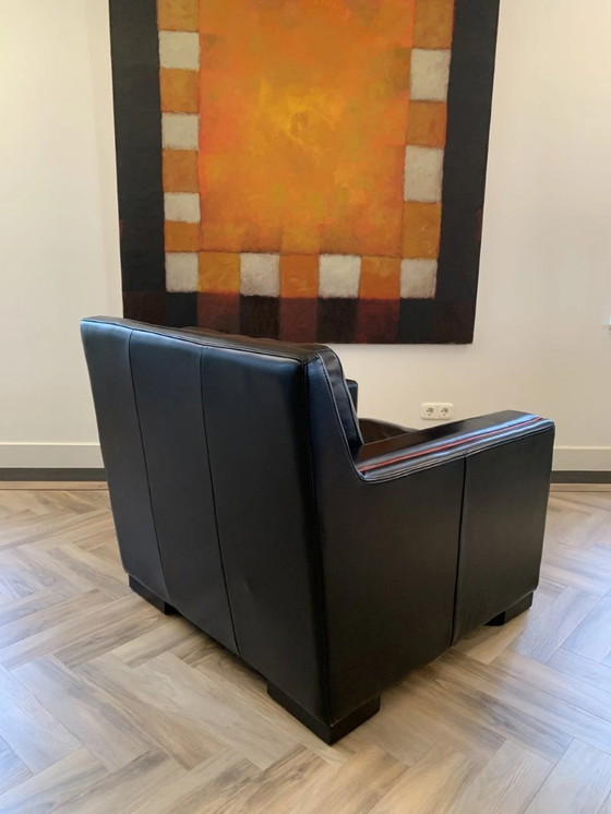 Image 1 of Lussuosa poltrona in pelle nera con bordino rosso