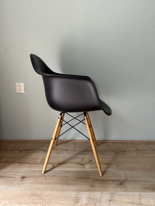 Vitra Eames Plastic Chair DAW