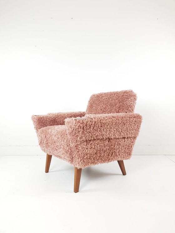 Image 1 of Fauteuil vintage rose | modèle danois accoudoirs en teck