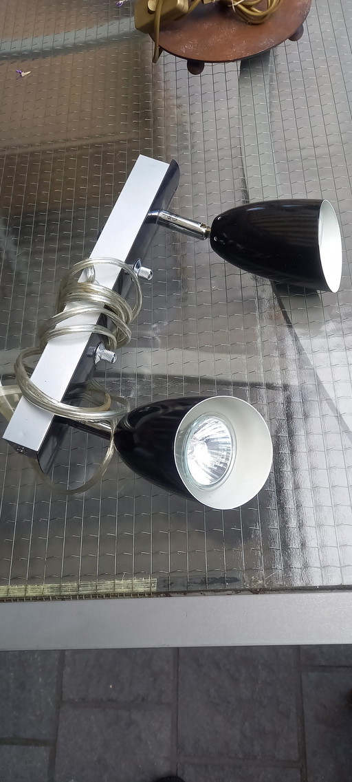 4 Lampen, Tisch, Wand und Plafon.