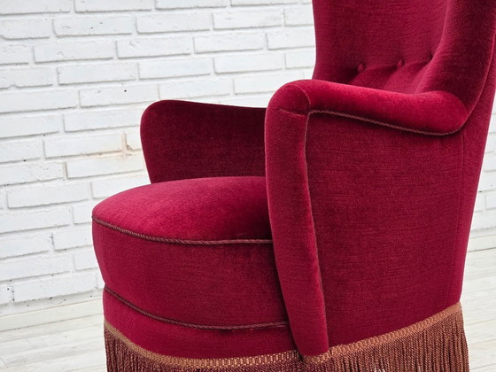 Image 1 of Poltrona danese con schienale alto, anni '70, rivestimento in velluto rosso, legno di faggio.