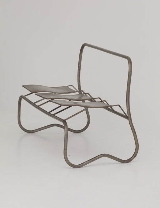 Sculpturaal metalen bankje / Gesigneerd kunstwerk uit 2000