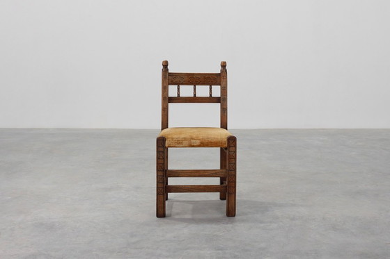 Image 1 of Sedia laterale spagnola in rovere intagliata a mano del XIX secolo con seduta in velluto