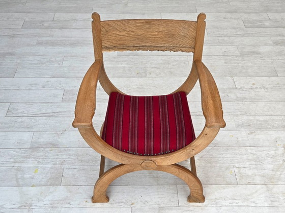 Image 1 of 1970, fauteuil danois, laine d'ameublement rouge d'origine, bois de chêne massif.