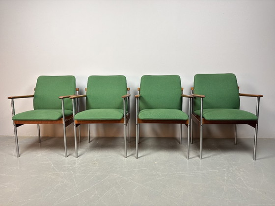 Image 1 of Juego de 4 sillas de comedor Thereca de diseño de mediados de siglo con tapicería verde vibrante.