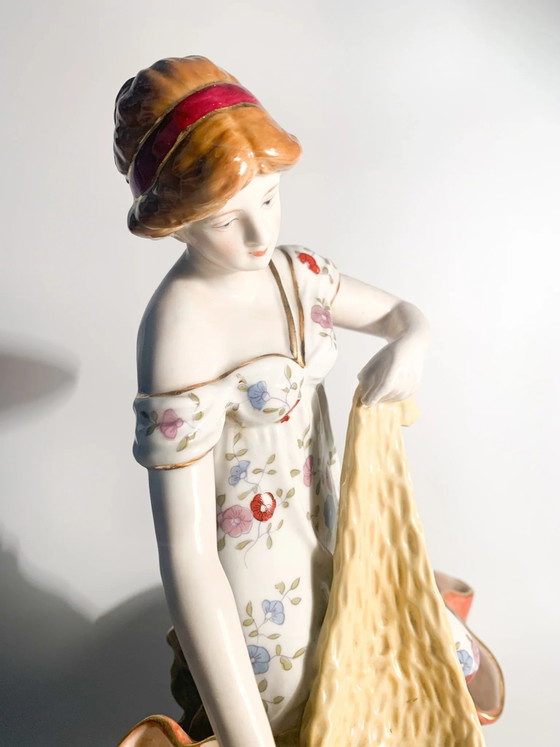 Sculptures en céramique française d'une dame avec des paniers, années 1940 (photo 6 of 14)