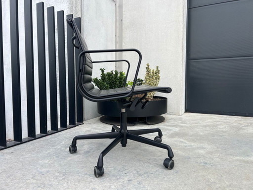 Vitra Eames EA117 lederen bureaustoel