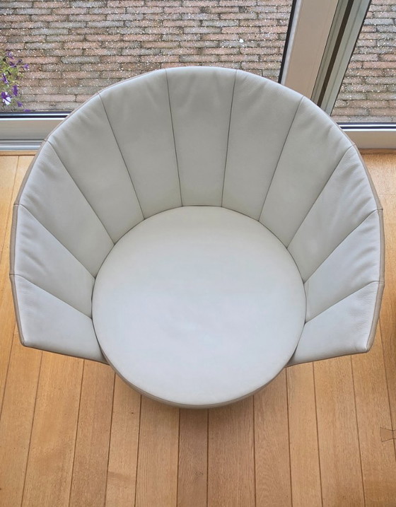 Twee leren lounge-fauteuils met leren poef van het merk Jori – Leather (photo 3 of 6)