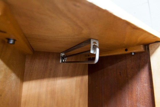 Image 1 of Armoire 1950 Mid-Century-Modern chêne en frisage 2 portes, 2 tiroirs, 4 étagères, 30cm de penderie et miroir 54x18cm