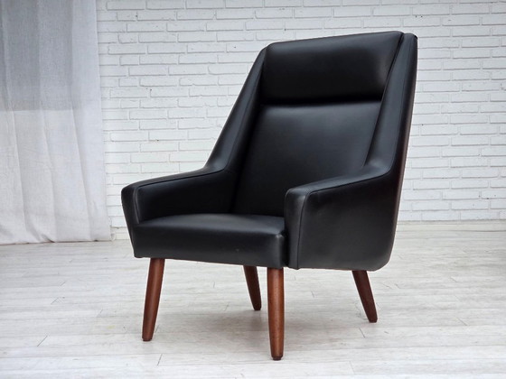 Image 1 of Deense fauteuil met hoge rugleuning uit de jaren 70, zwart kunstleer, poten van teakhout.