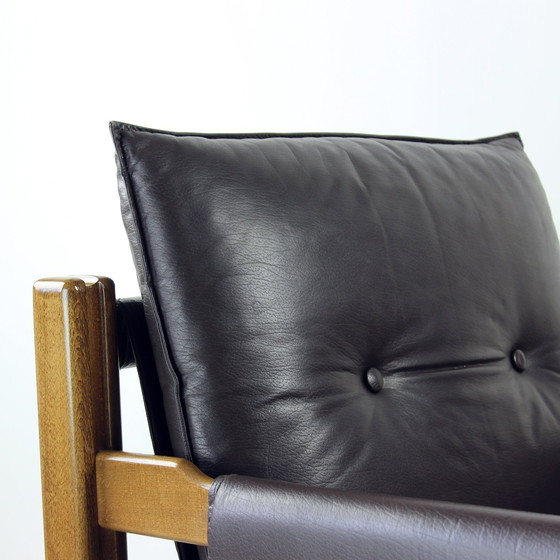 Image 1 of Bruine leren en walnoten lounge stoelen van TON, Tsjecho-Slowakije, set van 2