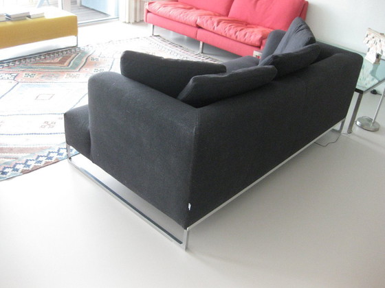 Image 1 of Divano 2,5 posti di B&B Italia con rivestimento in tessuto color antracite e base in acciaio inox.