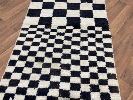 Image 1 of Alfombra bereber tradicional tejida a mano, tamaño 140 x 260 cm.