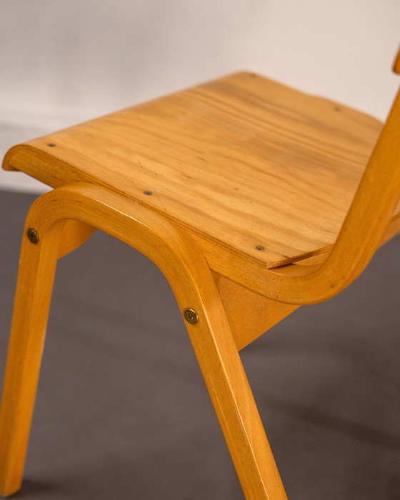 Image 1 of 3x stapelbare Schulstühle, hergestellt in Großbritannien