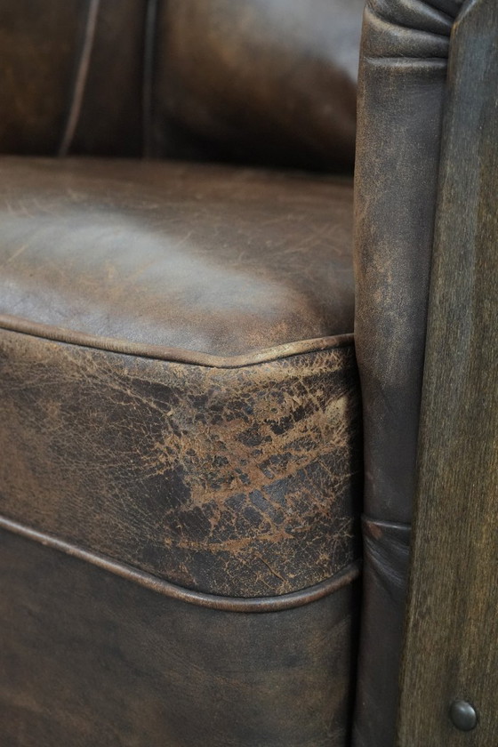 Image 1 of Poltrona antica in pelle di pecora dall'aspetto lussuoso e rifinita in legno