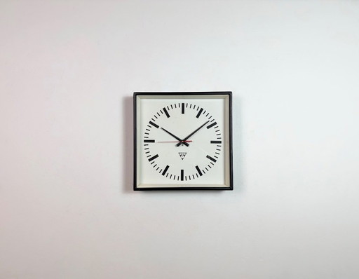 Horloge murale carrée industrielle noire de Pragotron, années 1970