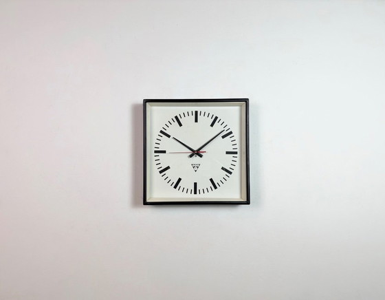 Image 1 of Horloge murale carrée industrielle noire de Pragotron, années 1970