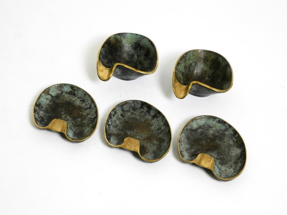 Image 1 of Bellissimi e molto rari, cinque posacenere da tavolo in ottone pesante della metà del secolo, realizzati da Carl Auböck, Austria