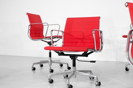 Ensemble de Fauteuils " EA 117 " Charles Ray Eames pour ICF USA 1969.