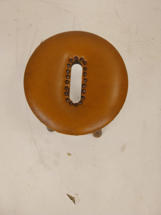 Image 1 of 1 sgabello brutalista con rivestimento in similpelle e chiodi neri anni '70