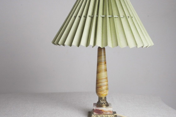 Vintage roze onyx marmeren tafellamp met saliegroene geplooide kap, Italiaanse messing nachtlamp, Art Deco (photo 2 of 19)