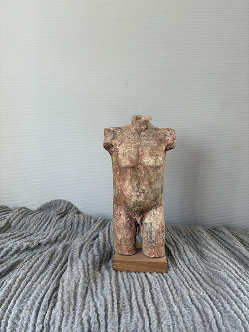 Busto vintage in chamotte con la scritta "HE" su base in legno, altezza 31 cm.