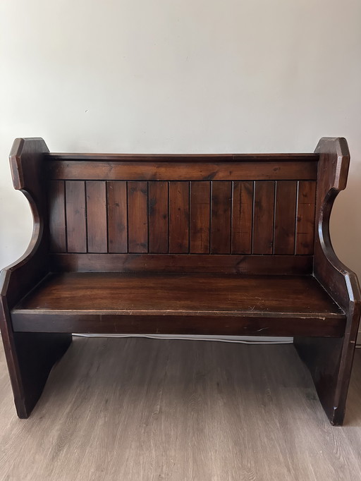Banc de monastère en bois sombre