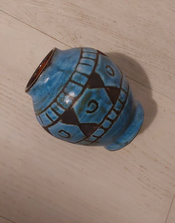 Image 1 of Blaue Vase von Alain Maunier mit ethnischen Mustern der 1950er Jahre auf orangefarbenem Hintergrund