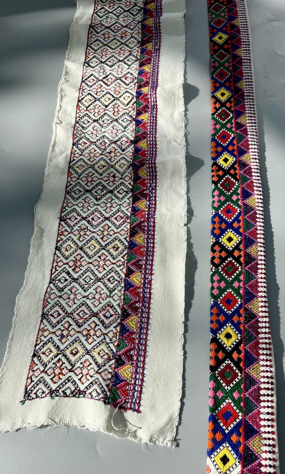 Image 1 of Twee Hongaarse randen met kleurrijk handborduurwerk met een folkloristisch patroon