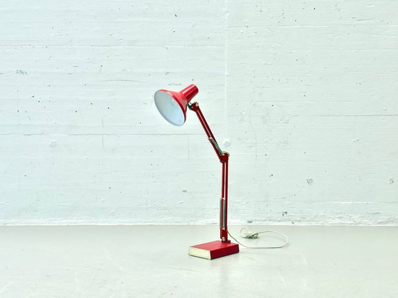 Image 1 of Rode bureaulamp uit het midden van de 20e eeuw, met verstelbare armleuningen.