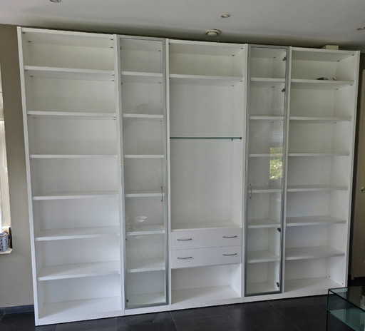 Modularer weißer Wandschrank