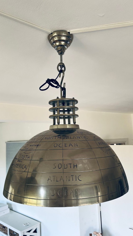 Set aus 2 Großen Industriellen Pendelleuchten ‘Globe’ mit Gravierter Weltkarte – Nickel / Silber – Aluminium (photo 11 of 11)