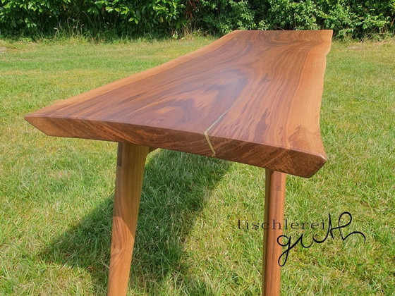 Image 1 of Couchtisch Nussbaum mit Messingeinlage Schwebende Platte Baumkante exklusive Maserung