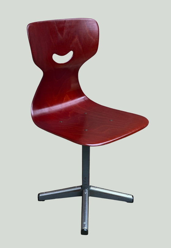 Image 1 of Chaire de l'école de design industriel Pagholz - Adam Stegner