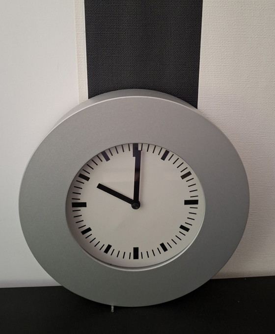 Mikael Warnhammar Voor Ikea Zeldzame Wandklok Klunsa Uit 2001 Met Mat Metalen Metallic Zilveren Rand. (photo 5 of 8)