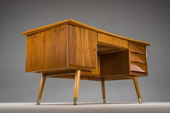 Image 1 of Freistehender Schreibtisch in Nussbaum, 1960er Jahre