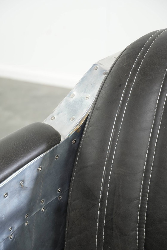 Image 1 of 2x robuste, industrietaugliche Sessel im Aviator-Design aus schwarzem Rindsleder mit Aluminiumverzierungen und Nieten