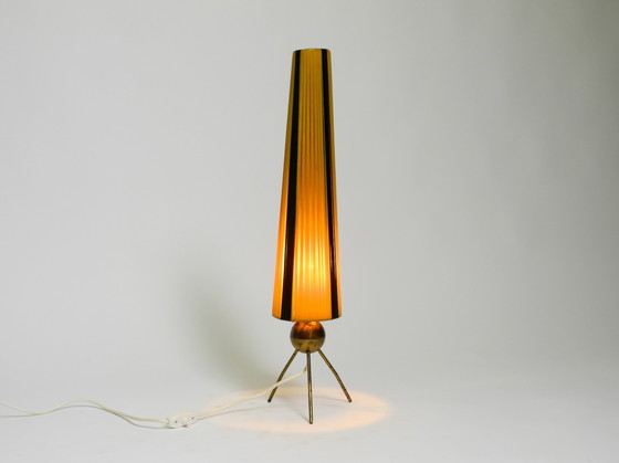 Image 1 of Seltene schöne Mid-Century Modern Tripod Messing Tischlampe mit Wrapped Nylon Strip Lampenschirm