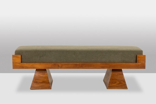 Banquette en frêne et velours de mohair vert. Contemporain