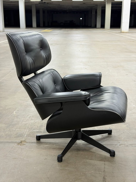 Image 1 of Fauteuil lounge Vitra Eames | Repose-pieds | Noir intégral |