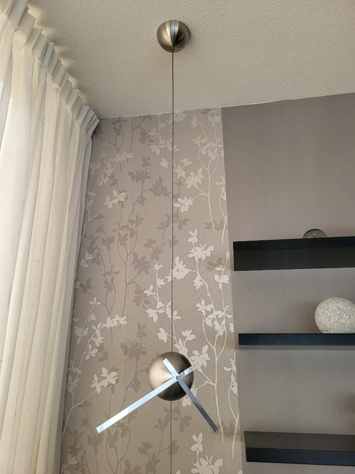 Uhr aus gebürstetem Edelstahl; hängt von der Decke