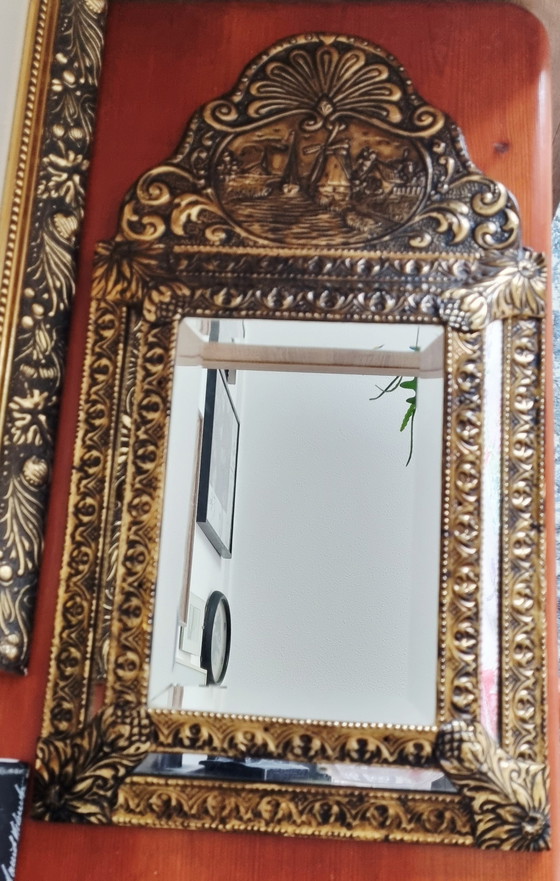 Image 1 of Antiker niederländischer Brautspiegel aus abgeschrägtem, geprägtem Messing