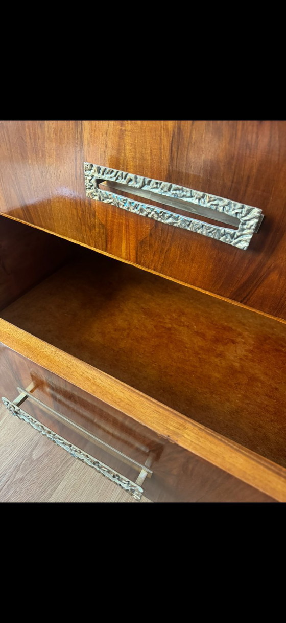 Image 1 of Vintage grote Italiaanse walnotenhouten commode met drie lades en messing handgrepen met textuur.