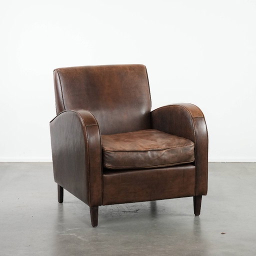 Poltrona in pelle di pecora dal design elegante e dalle belle forme rotonde